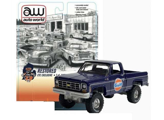 1:64 Chevrolet K10 Silverado Fleet Side, 1978, Mørkeblå med Gulf, Restored version, AutoWorld