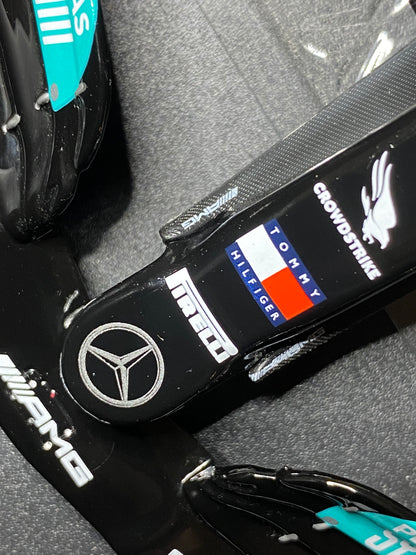 1:18 Mercedes AMG F1 W12 Mercedes M12 EQ POWER+ Team AMG Petronas Motorsport Formula One, #44 Lewis Hamilton, vinder af Brasilien GP 2021, med flag, Minichamps 110212044